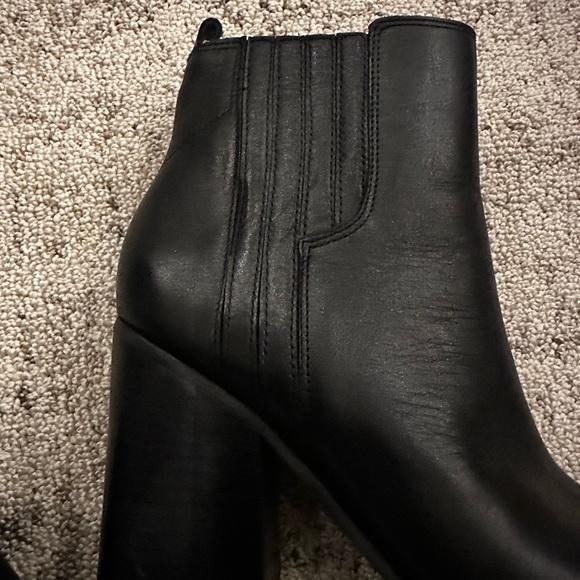 Marc Fisher Black Leather Bootie EXCELLENT CONDITION Size 7M - Picture 2 of 7